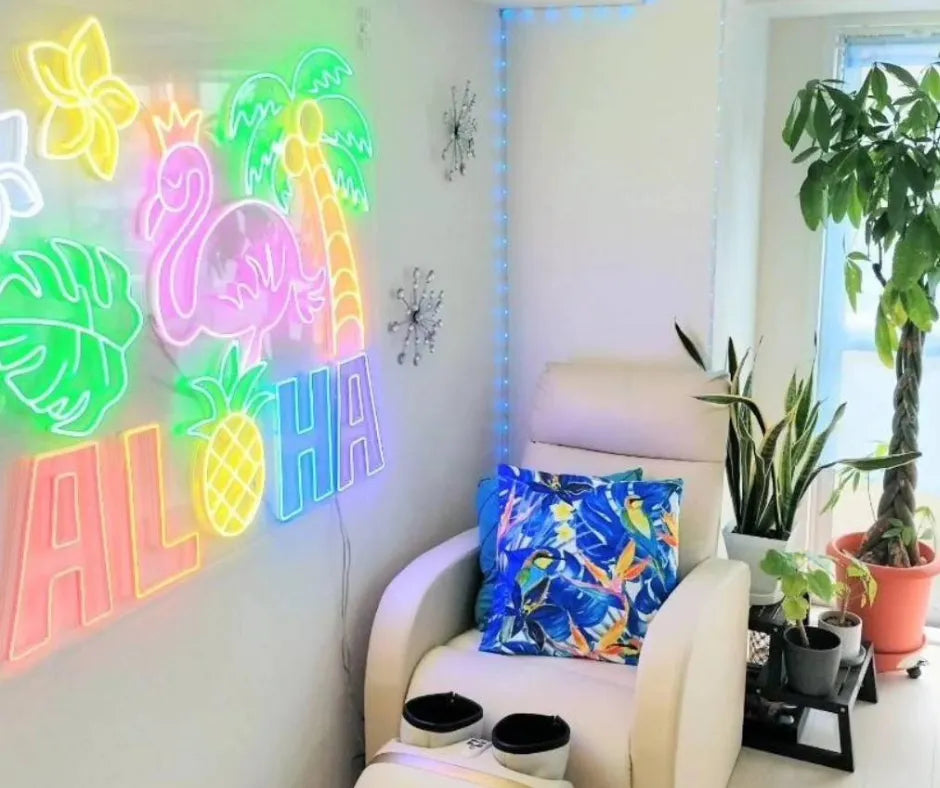 ネオンサインでネイルサロン看板を大変身！ ハワイアン風のインテリアで癒やし空間を