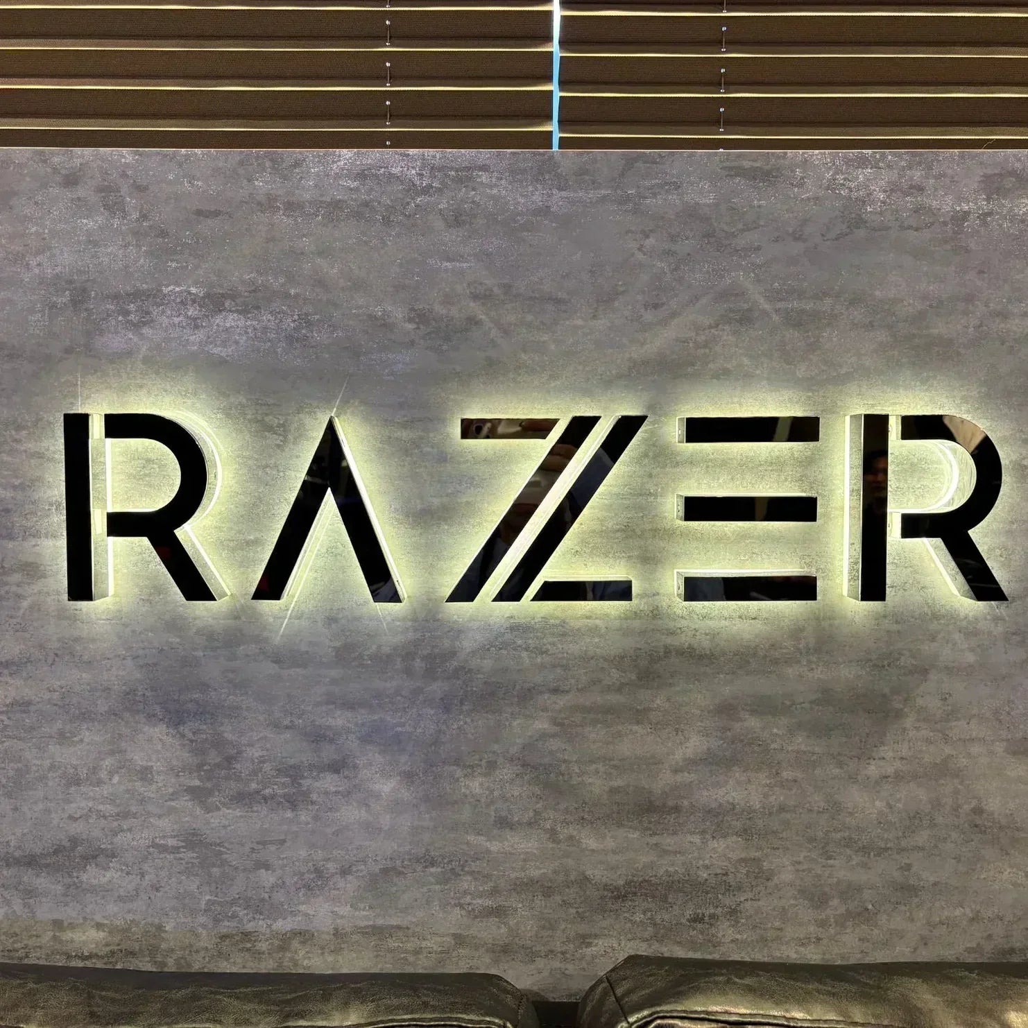 【お客様の声】RAZERジム × 背面発光LEDサイン