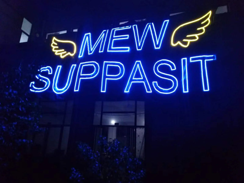 光る横断幕_MEW SUPPASIT