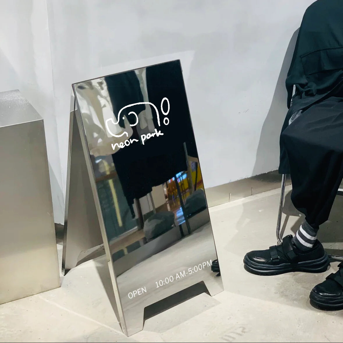 ミラー看板_LOO&テキスト