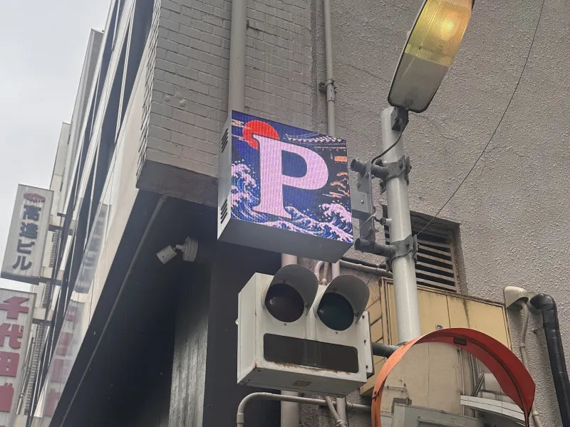建物の角に取り付けたLEDサイネージ